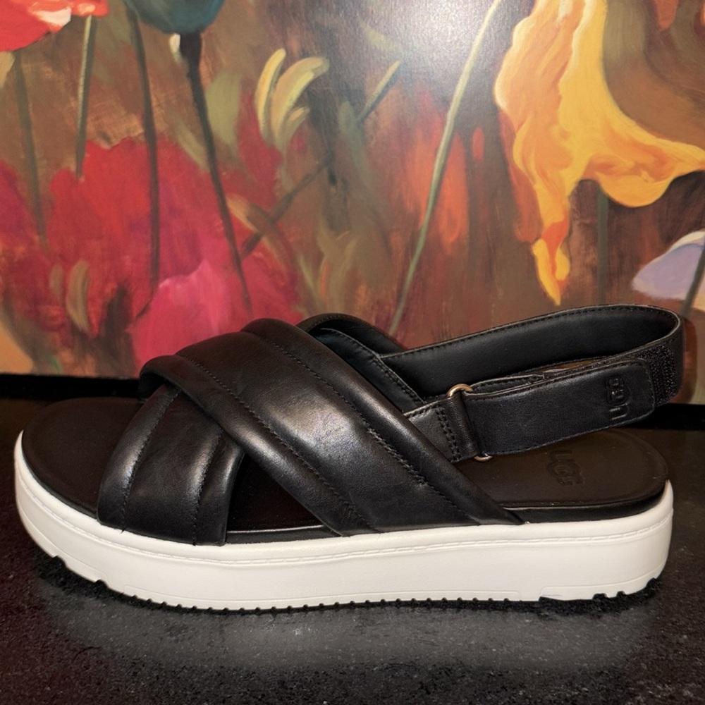 NWT UGG 8.5M sandals black leather top